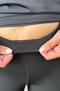 women wearing black non roll down leggings.