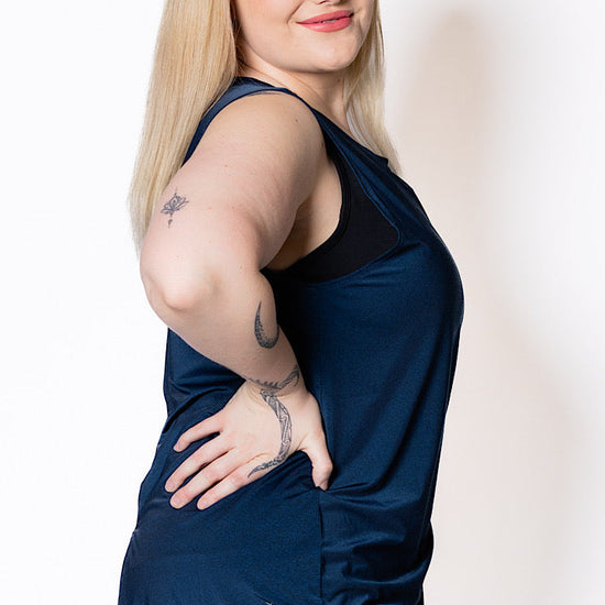  Curvy woman wearing a relaxed singlet top