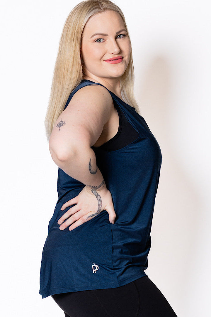  Curvy woman wearing a relaxed singlet top