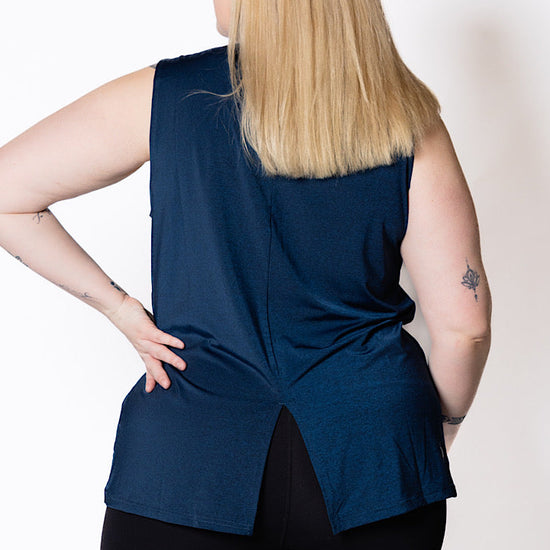 Woman wearing a sleeveless relaxed singlet