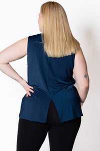 Woman wearing a sleeveless relaxed singlet