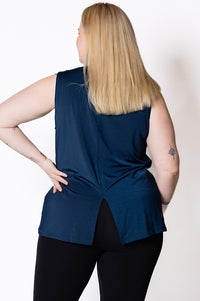 Woman wearing a sleeveless relaxed singlet